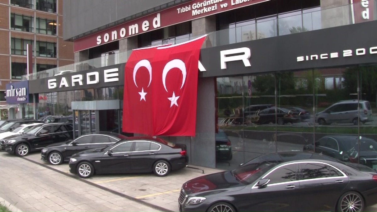 İstanbul'da panik anları: Galeriyi kurşunladılar