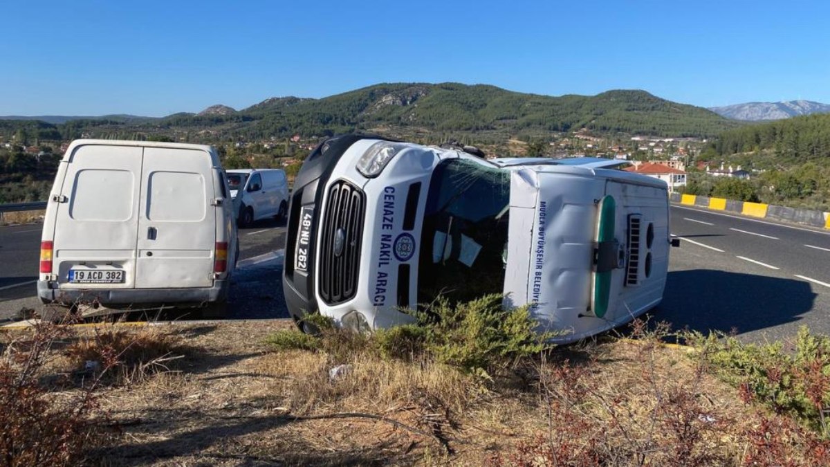 Muğla'da cenaze aracı ile minibüs çarpıştı