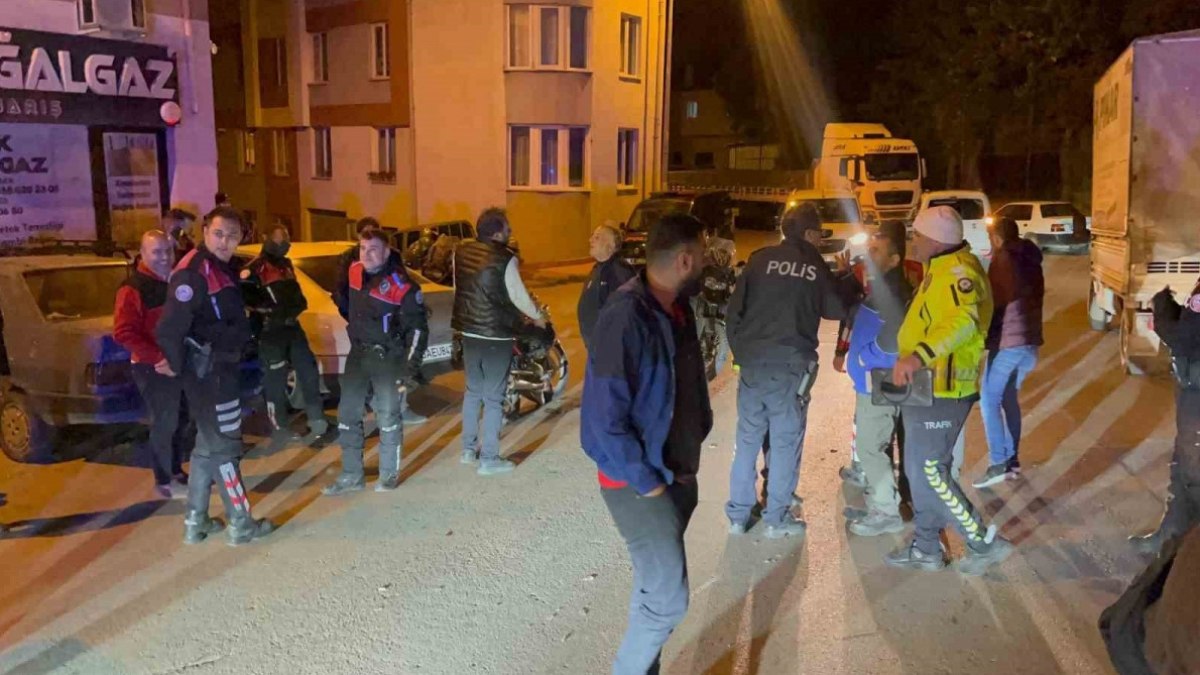 Eskişehir'de polisten kaçarken kazaya neden oldu: 2’si polis 4 yaralı