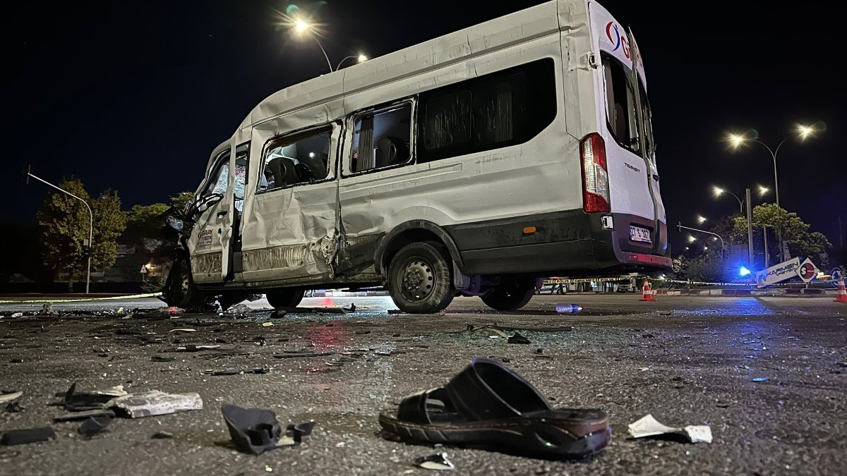 Gaziantep'te tır işçi servisine çarptı: 3'ü ağır 13 yaralı