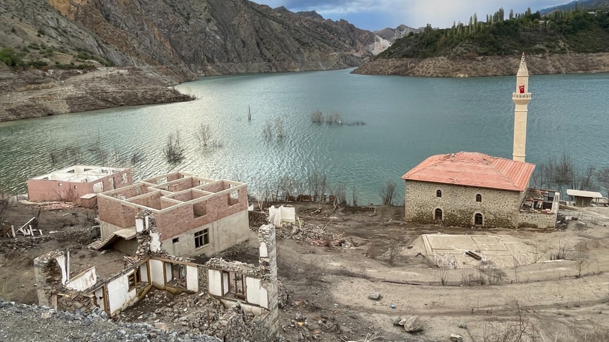 Yusufeli Barajı’nda sular çekildi, köyler gün yüzüne çıktı