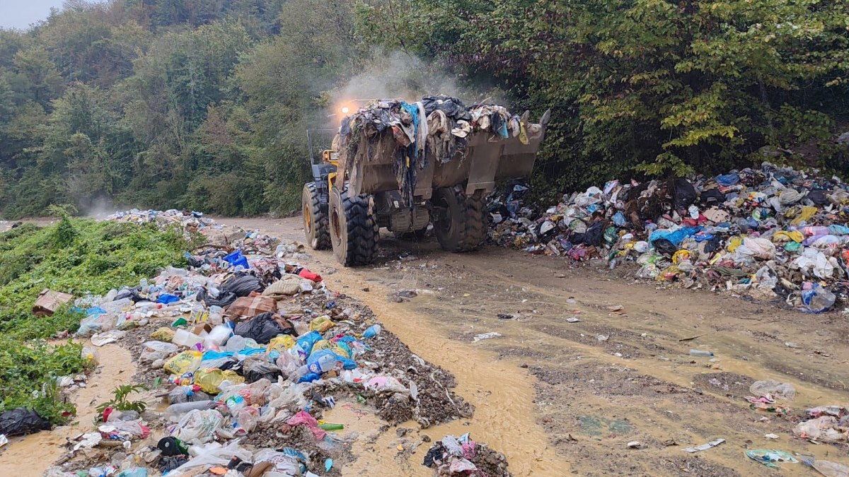 Bartın Irmağı'nın yanındaki yola bırakılan çöpler toplanıyor