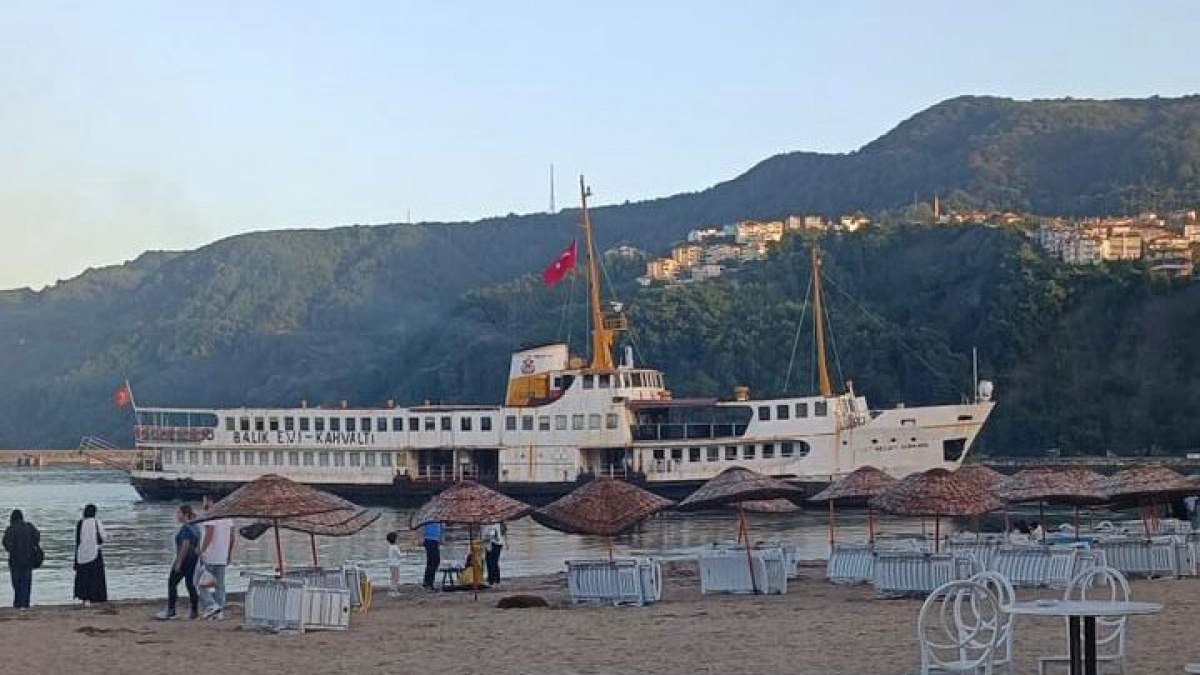 Amasra'da çapası hasar gören restoran vapur plajda karaya vurdu