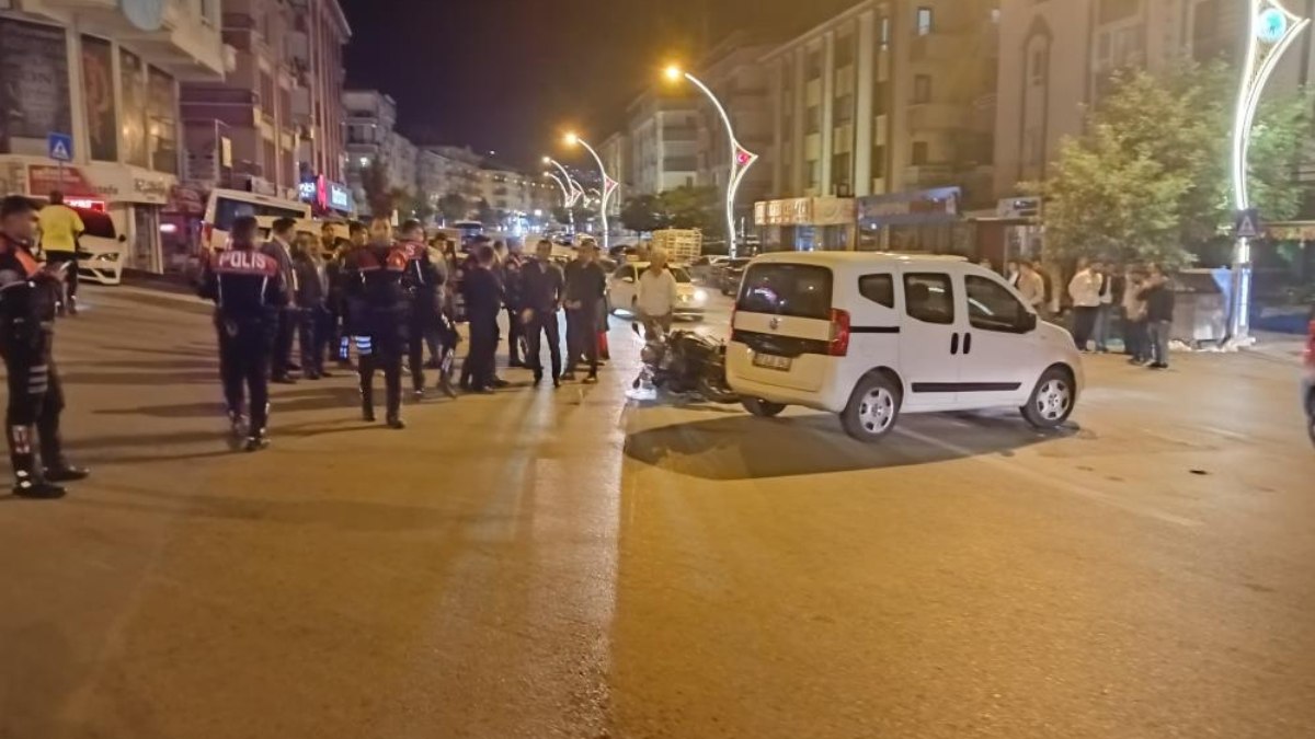 Ankara’da motosikletli polisler hafif ticari araca çarptı: 2 yaralı