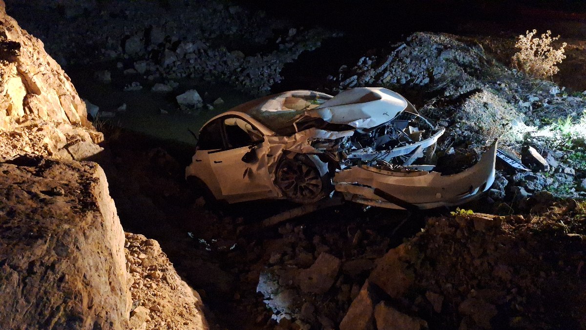 Kocaeli'de korkutan kazada otomobil yol kenarındaki boşluğa yuvarlandı