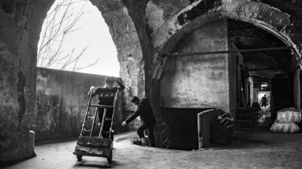 İstanbul'un kapalı kutuları olan hanları etkileyici fotoğraflarla anlatan kitap