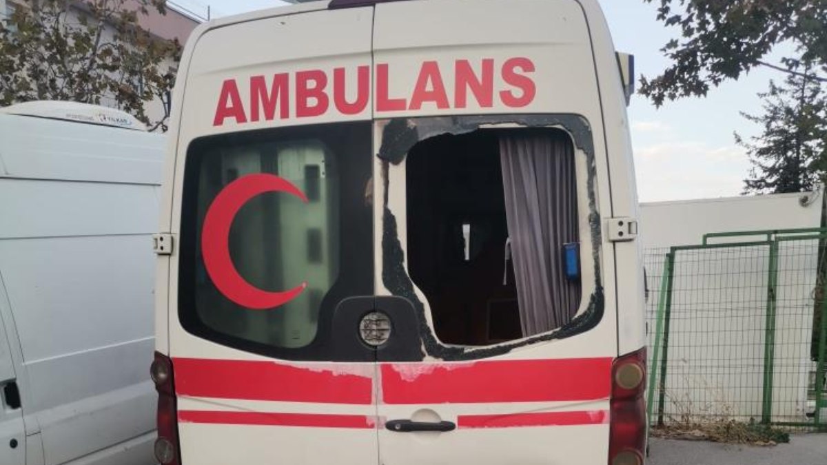 Bursa'da hastane ambulansının camlarını kırdılar