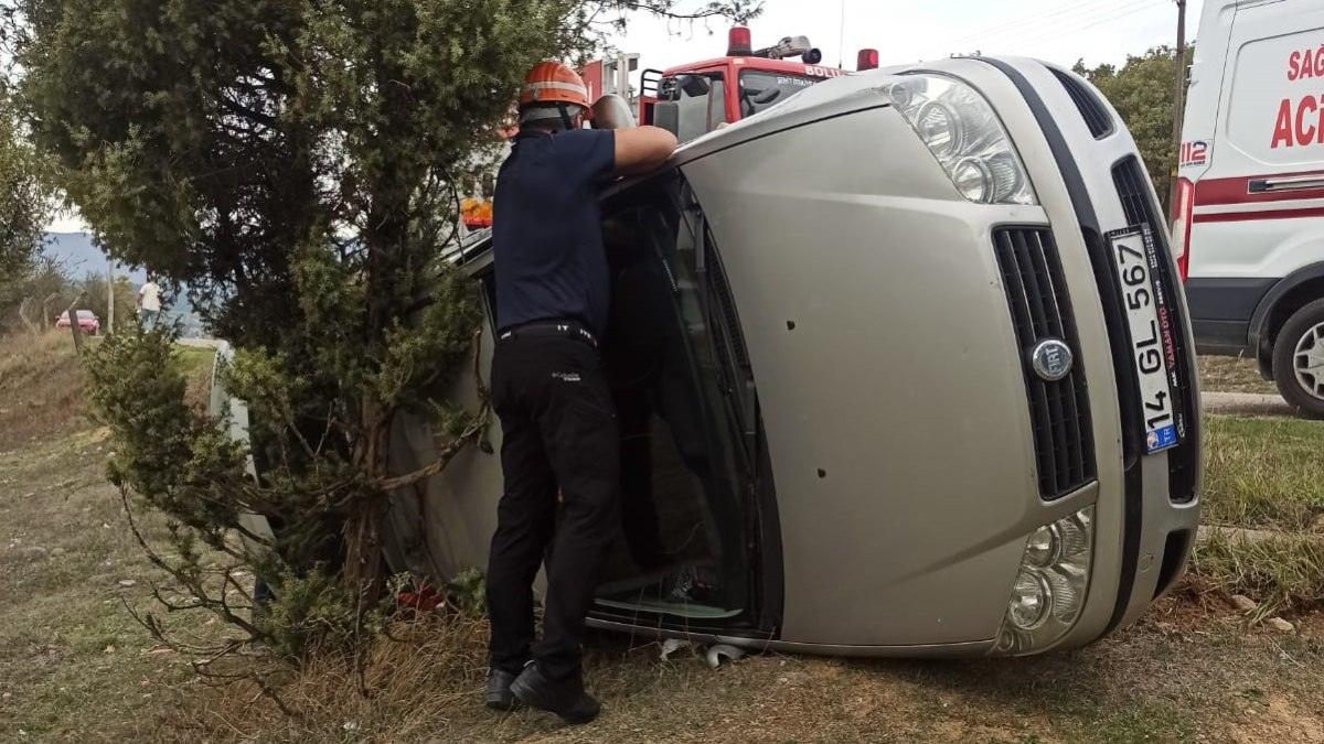 Bolu'da kontrolden çıkan otomobil devrildi: 2 yaralı