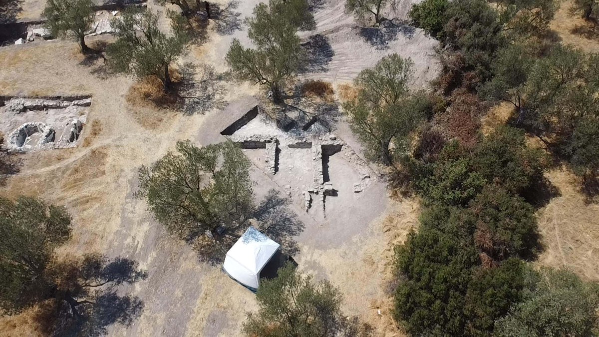 Çanakkale'de Apollon Smintheus Kutsal Alanı'ndaki kazıda yeni gelişme: kadın ve çocuk iskeleti bulundu