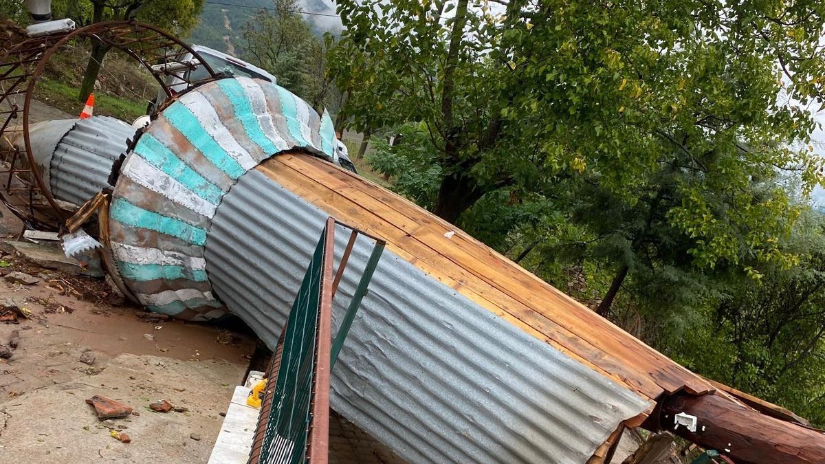 Karabük'te fırtına caminin minaresini devirdi