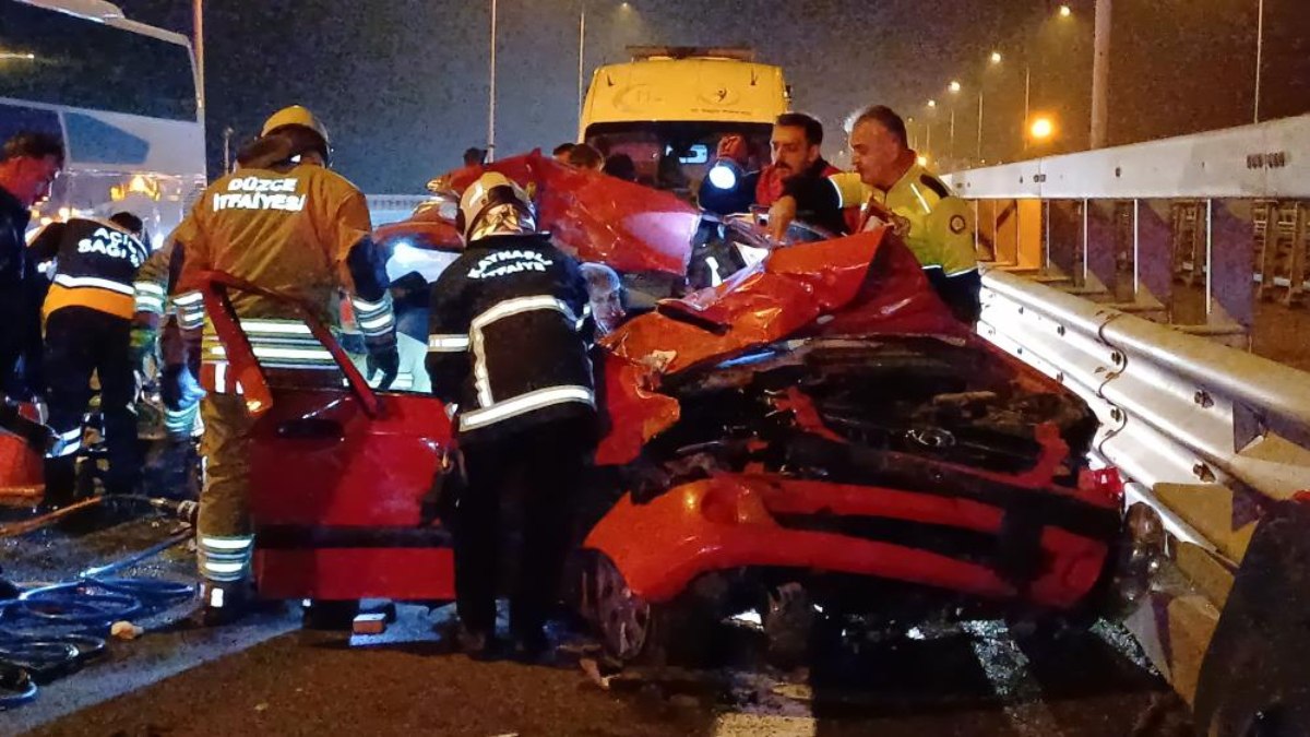 Düzce'de tıra arkadan çarpan otomobil, hurdaya döndü