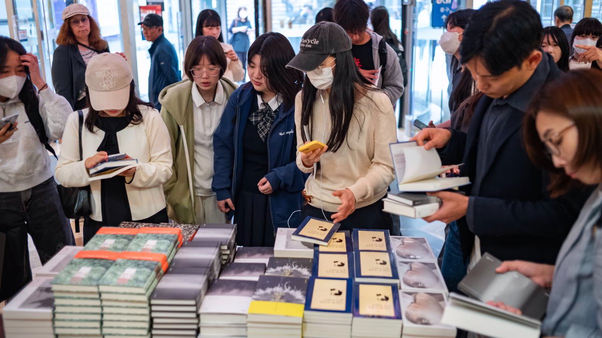 Nobel Edebiyat Ödülü'nü kazanan Hang Kang, Güney Kore'de fırtınalar estirdi, kitap satış siteleri çöktü