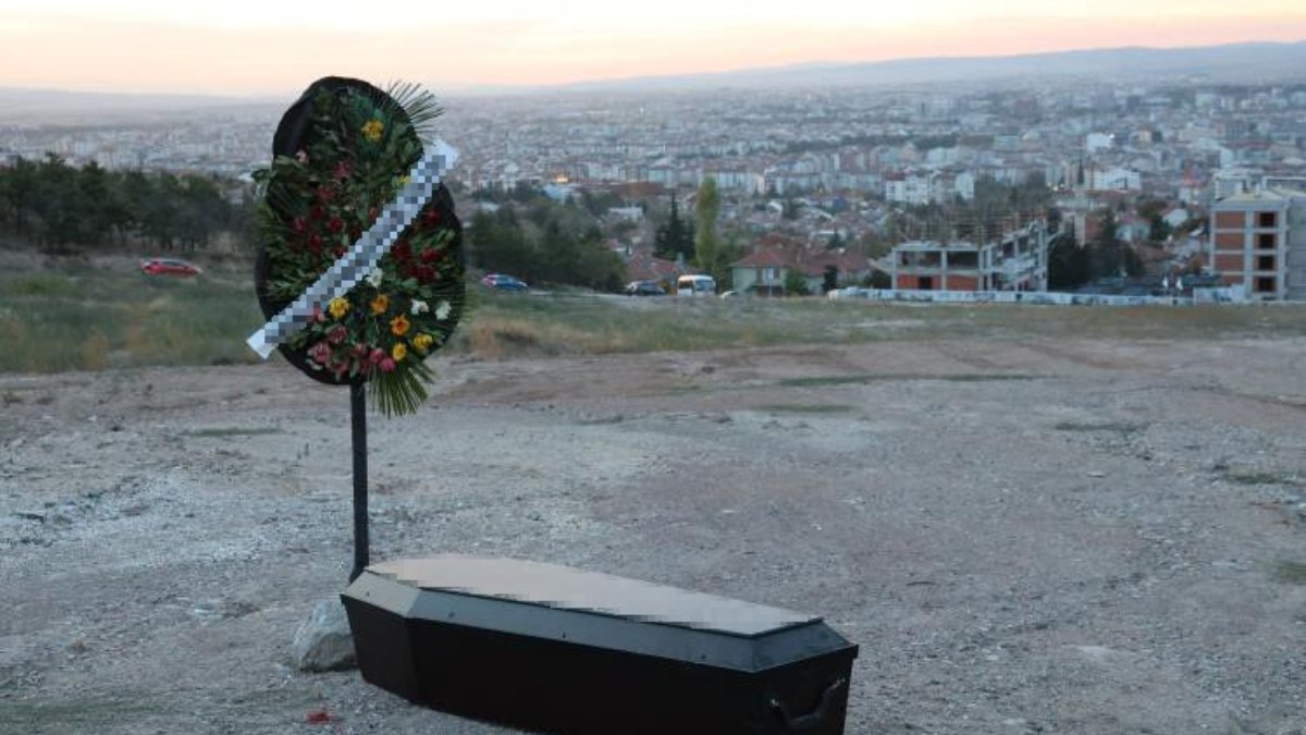 Eskişehir'de bir garip olay: Arazinin ortasına tabut ve çelenk bıraktılar