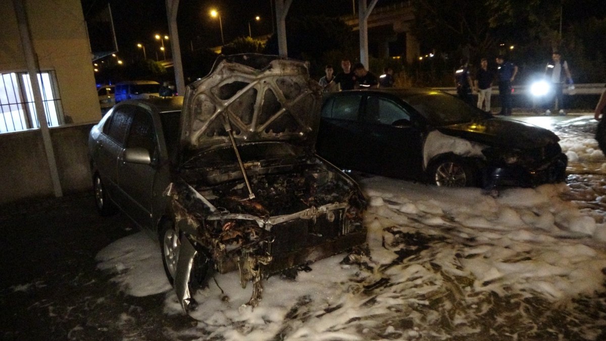 Antalya'da galerinin önündeki araçları kundakladılar