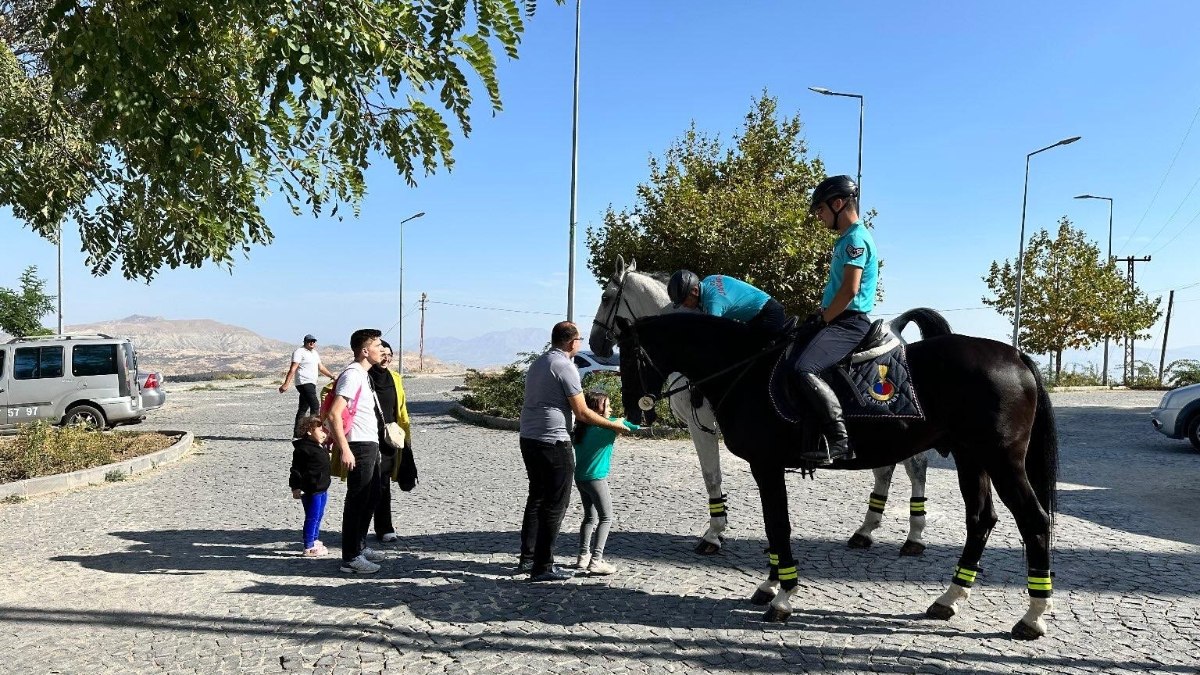 Elazığ'da Atlı Jandarma Timi'ne yoğun ilgi