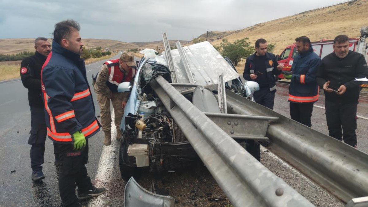 Van'da bariyere saplanan otomobilden sağ çıktı