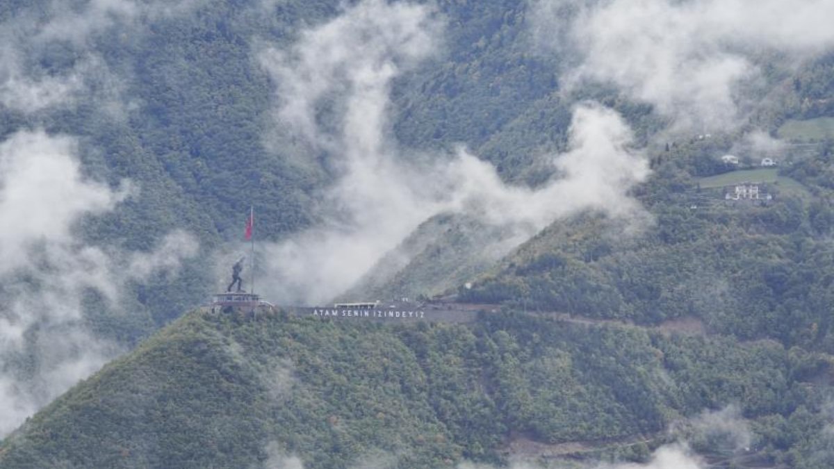 Artvin'de dünyanın en büyük Atatürk heykeli sisler arasında böyle görüntülendi