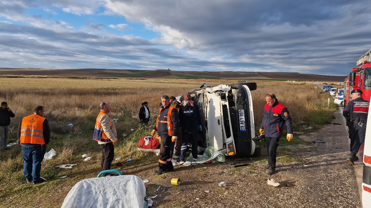 Çorum'da tır ile işçi servisi çarpıştı: 1 ölü, 14 yaralı