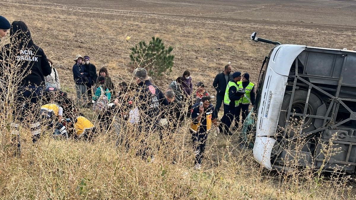 Afyonkarahisar'da turist taşıyan otobüs devrildi: 1'i ağır 20 yaralı