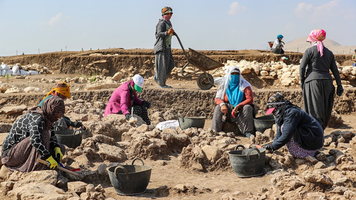 Diyarbakır'da mevsimlik tarım işçisi kadınlar, 'tarih işçiliği' de yapıyor