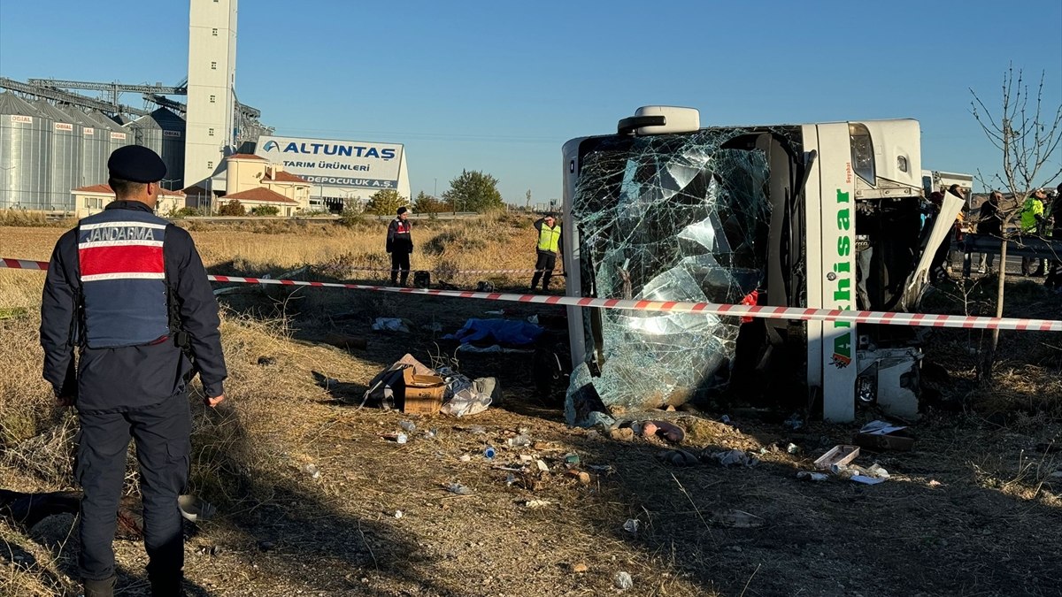 Aksaray'da yolcu otobüsü devrildi