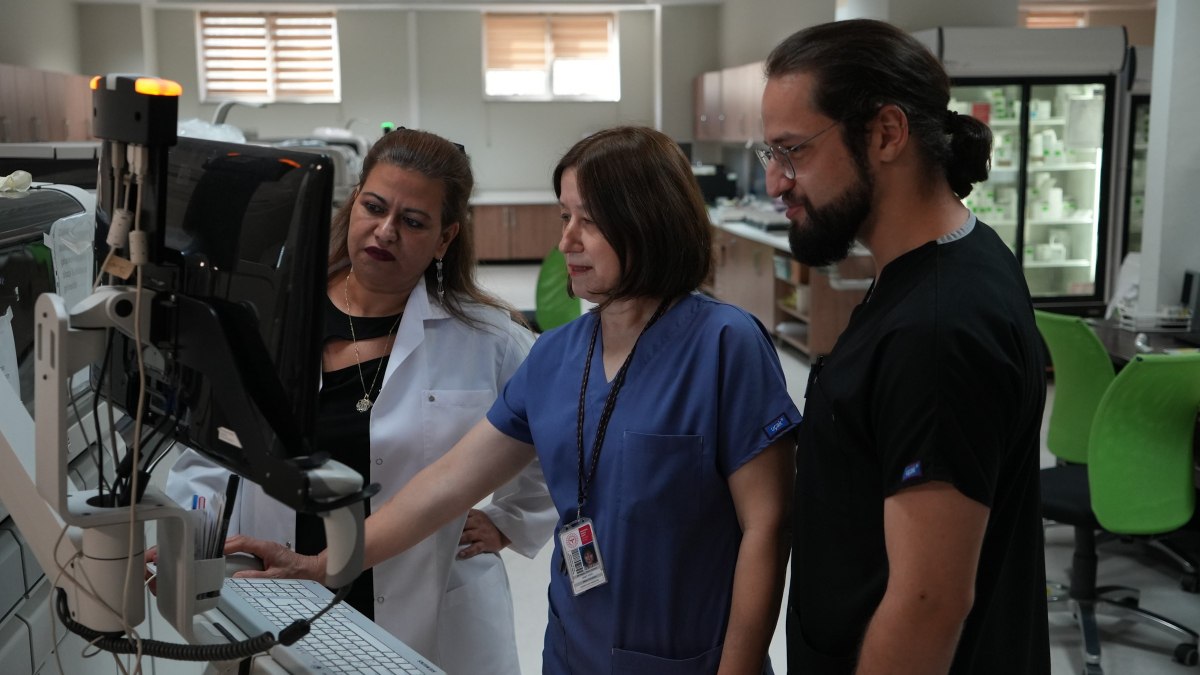 Manisa'da hemşire annenin gururu: Doktor oğlu, aynı hastaneye atandı