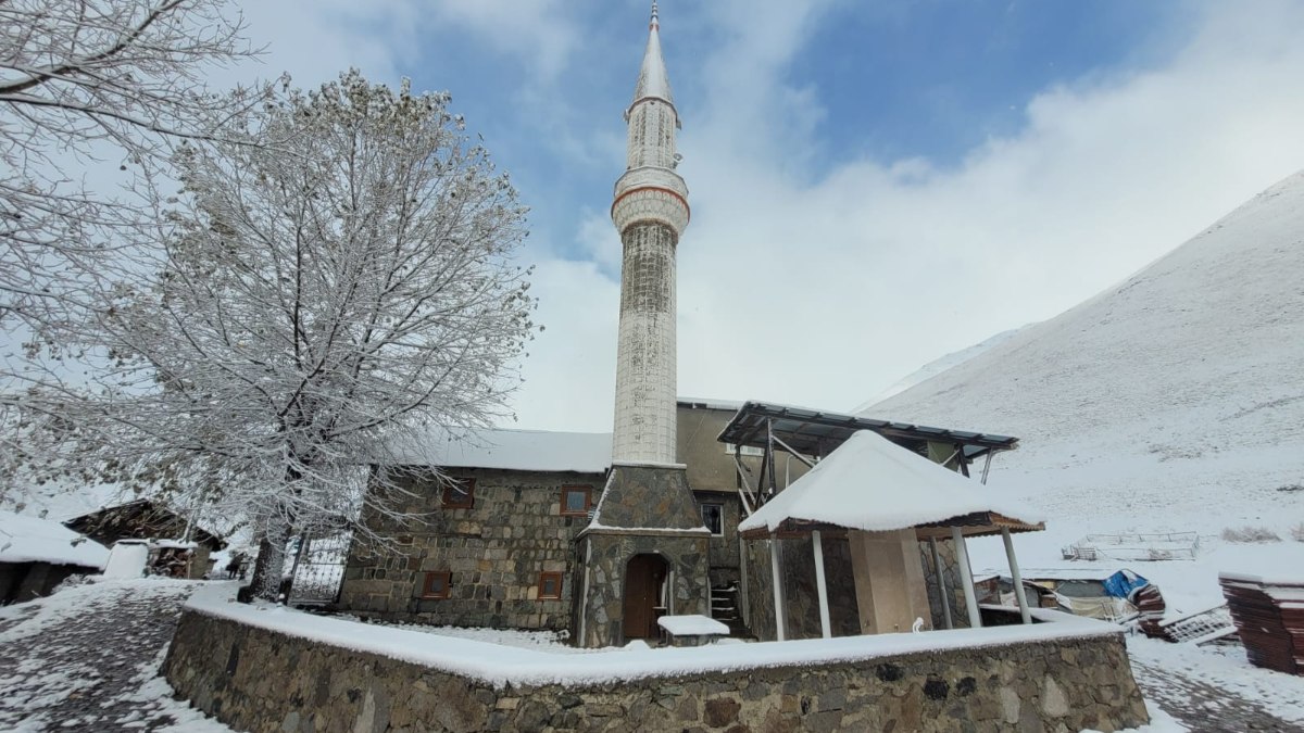 Rize'nin yüksek kesimleri beyaza büründü