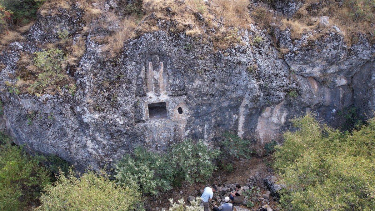 Adıyaman'da tarihi keşif: 1700 yıllık kadın kabartmalı mezar ihbar üzerine bulundu