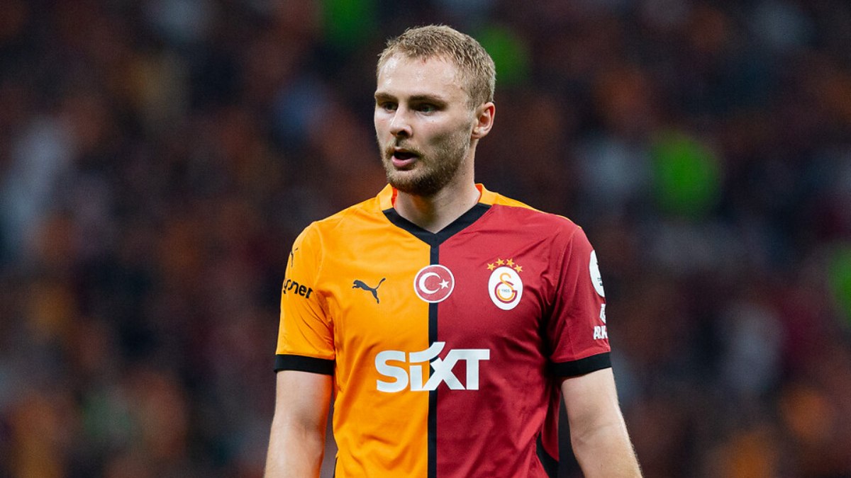 Victor Nelsson ile Galatasaray, masaya oturuyor