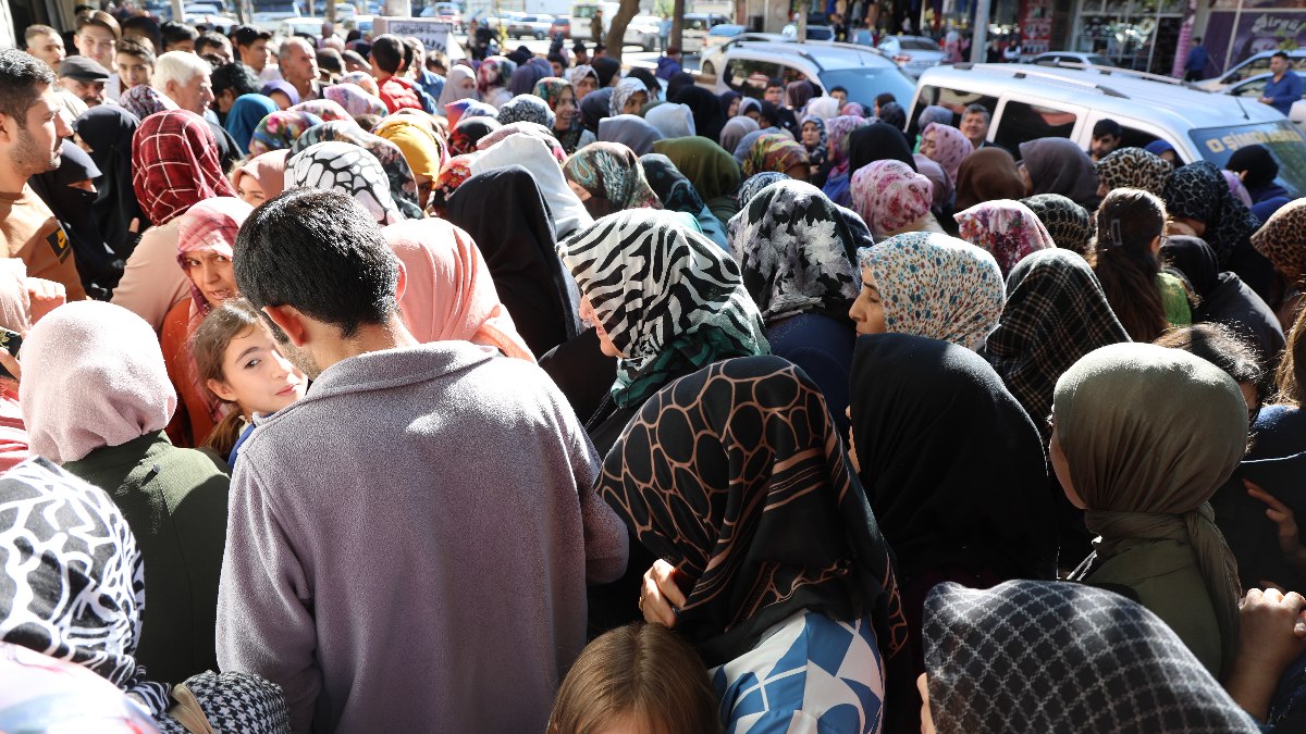 Kahramanmaraş'ta giyim mağazası açılışında izdiham