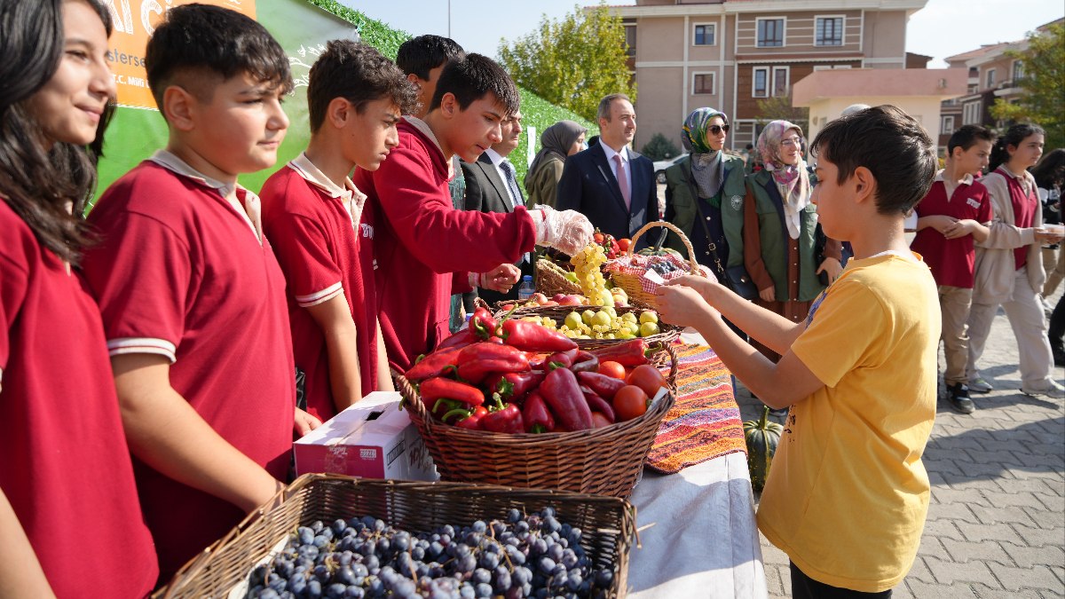 Erzincan'da okulda ekmeyi öğrendikleri sebzeleri satıyorlar