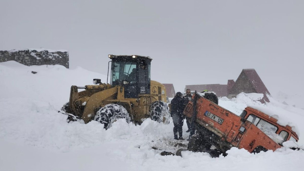 Rize'de kar etkili oldu: 6 kişi mahsur kaldı