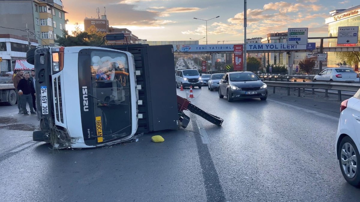 İstanbul'da korkutan kaza: Kamyonetin devrilmesi sonrası trafik felç oldu