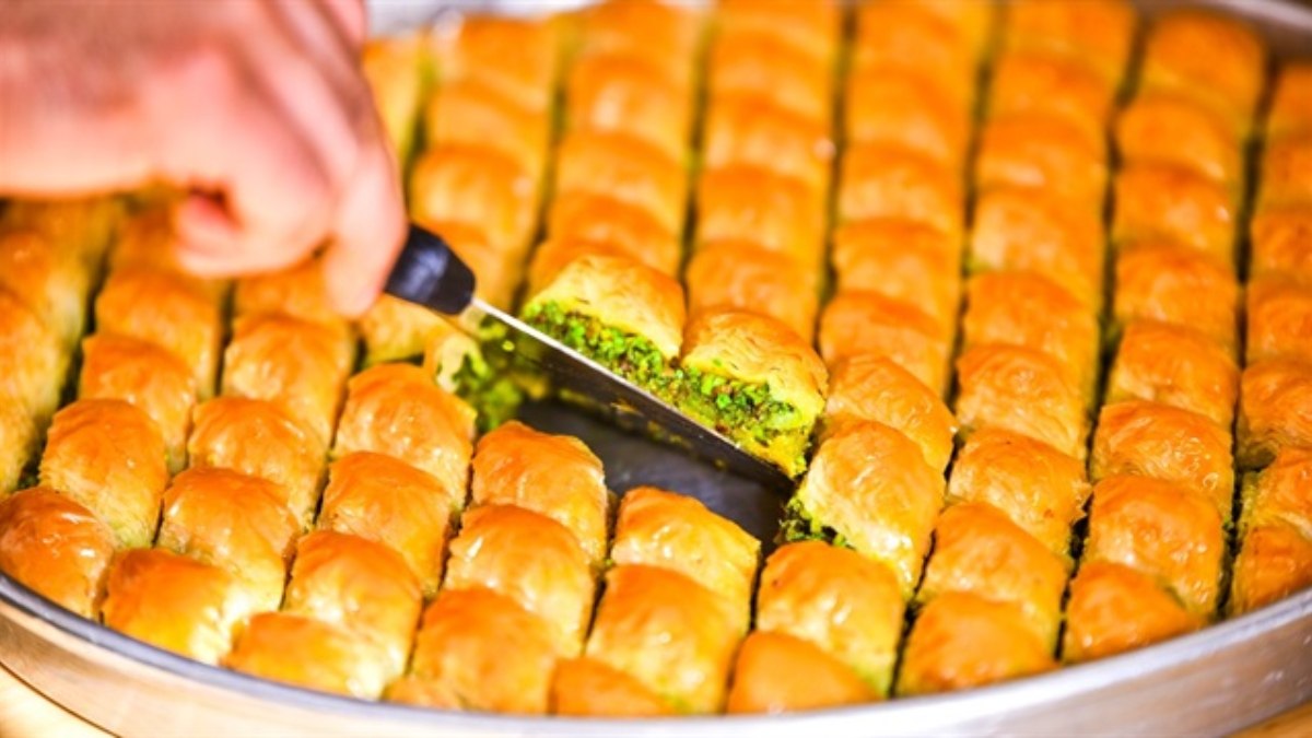 Baklavacıların sırrı ortaya çıktı! Çıtır çıtır baklavanın sırrı bakın neymiş...