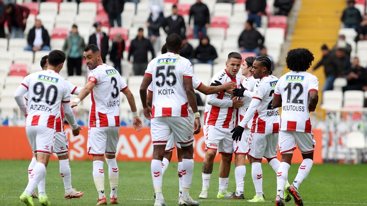 Sivasspor evinde Hatayspor'u 3 golle mağlup etti