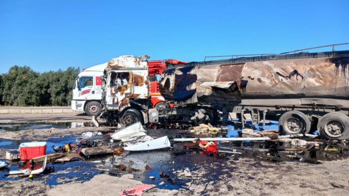 Hatay'da yanan tankerden litrelerce ham petrol yola döküldü