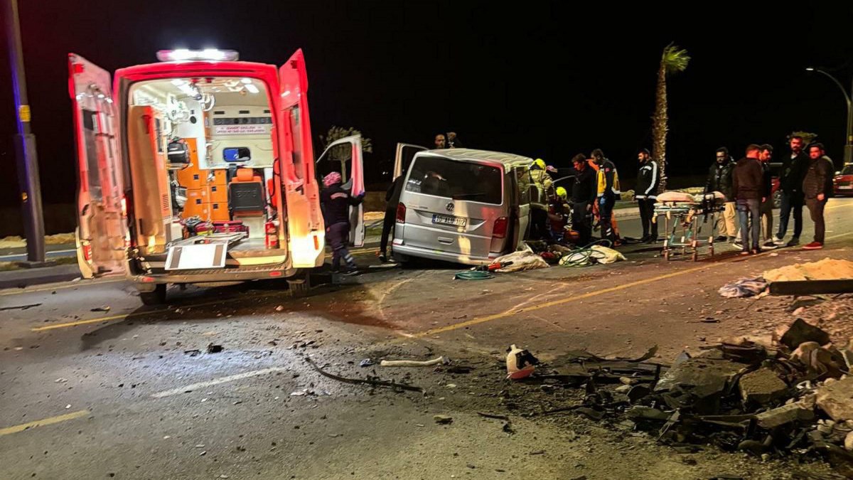 Balıkesir'de minibüs devrildi: 1 ölü, 4 yaralı