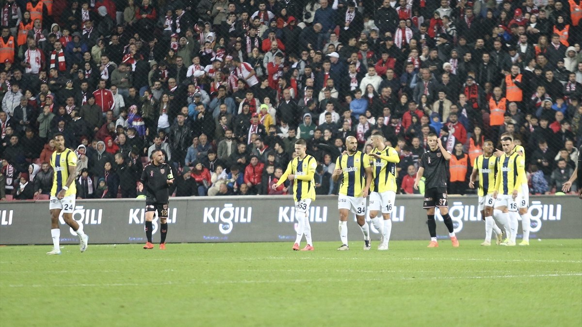 Fenerbahçe ile Galatasaray arasında puan farkı 8'e yükseldi