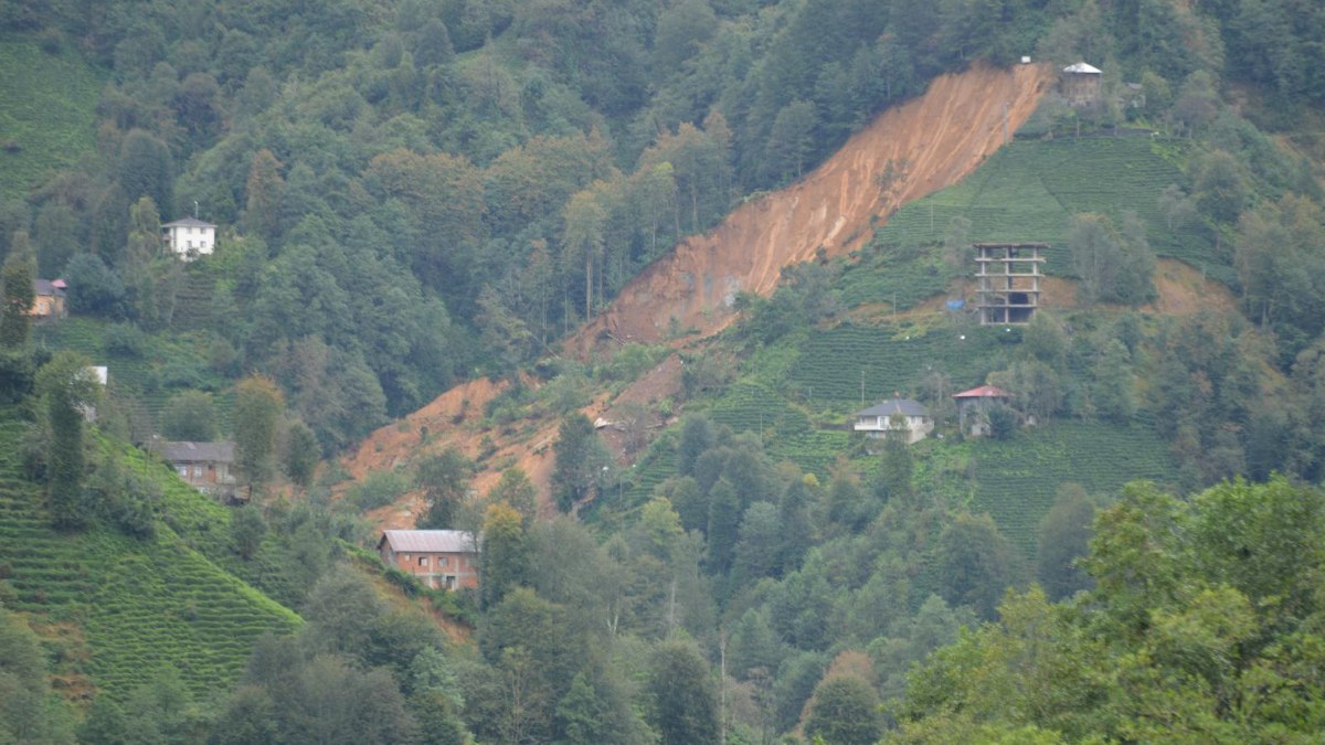 Rize'de heyelan: 2 boş ev toprak altında kaldı