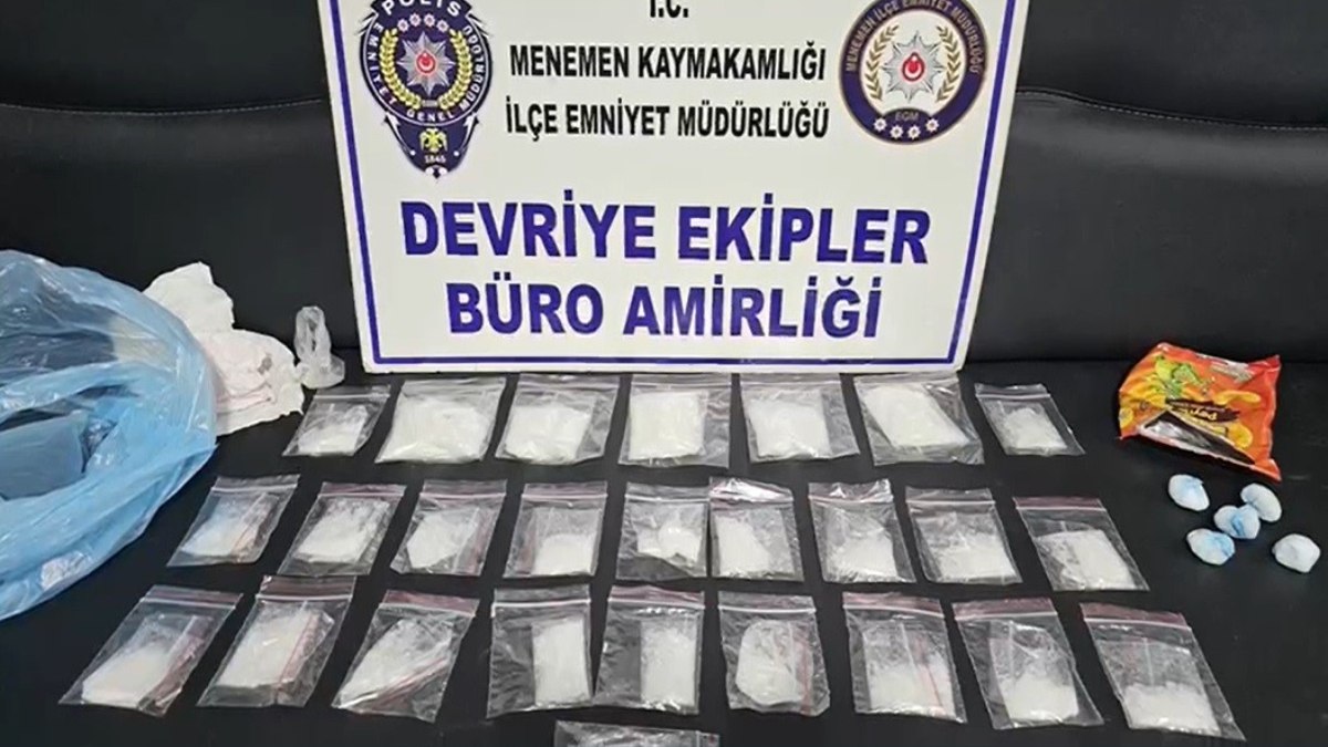 İzmir'de polis devriyesinde yakalanan 3 uyuşturucu taciri tutuklandı