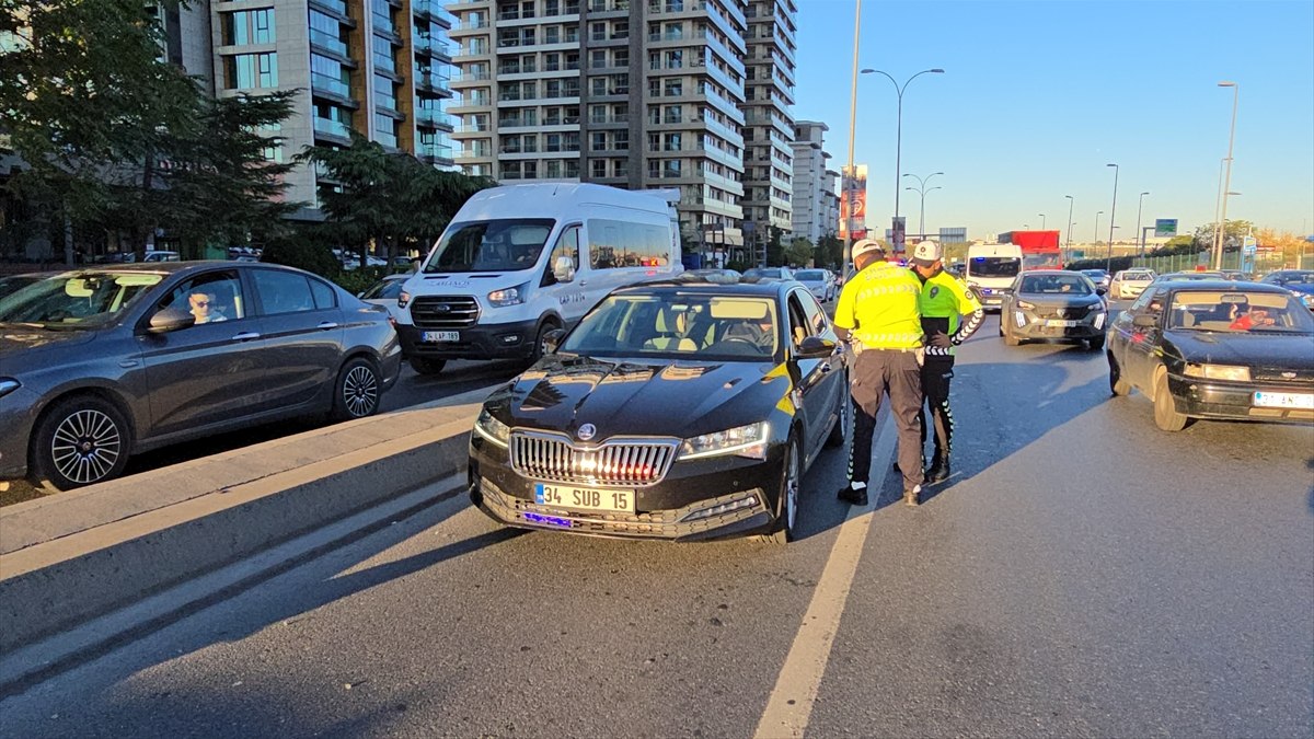 İstanbul'da çakar-siren ve emniyet şeridi ihlaline yönelik uygulama yapıldı