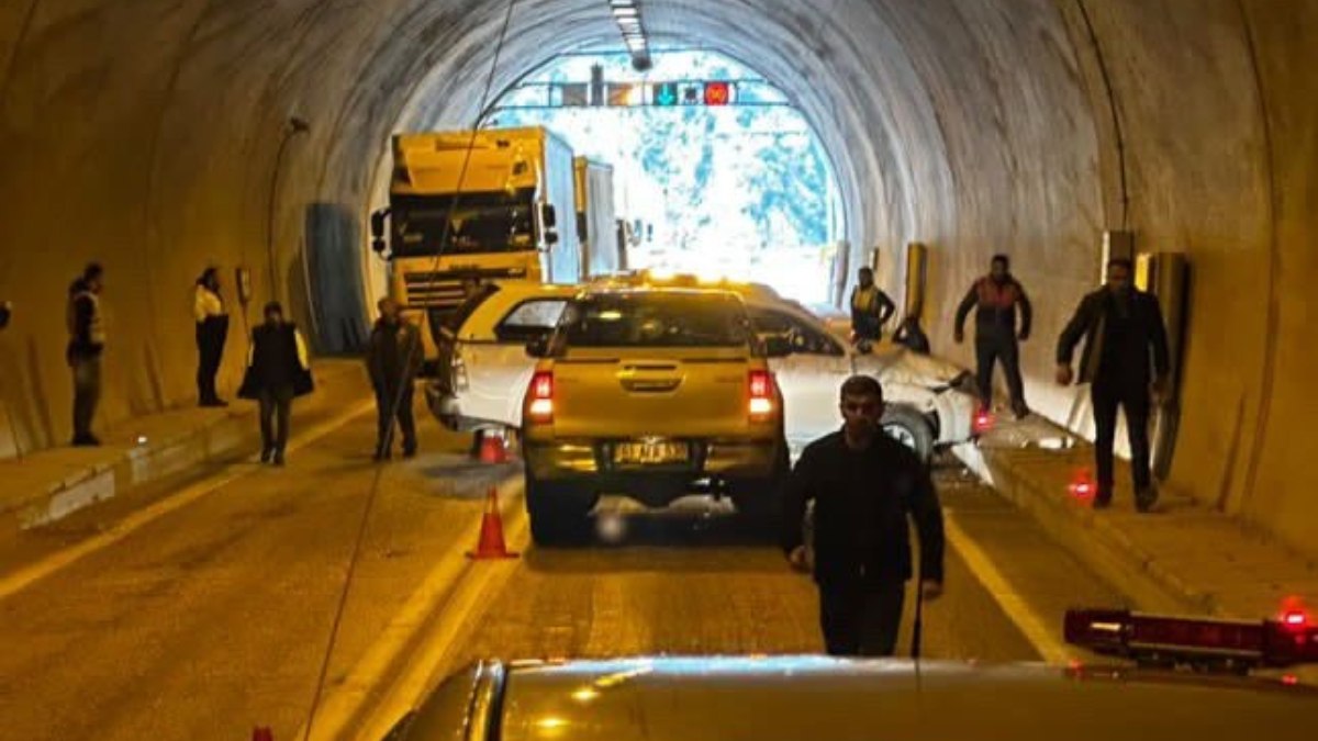 Artvin'de tünel içinde trafik kazası: Biri bebek 3 yaralı