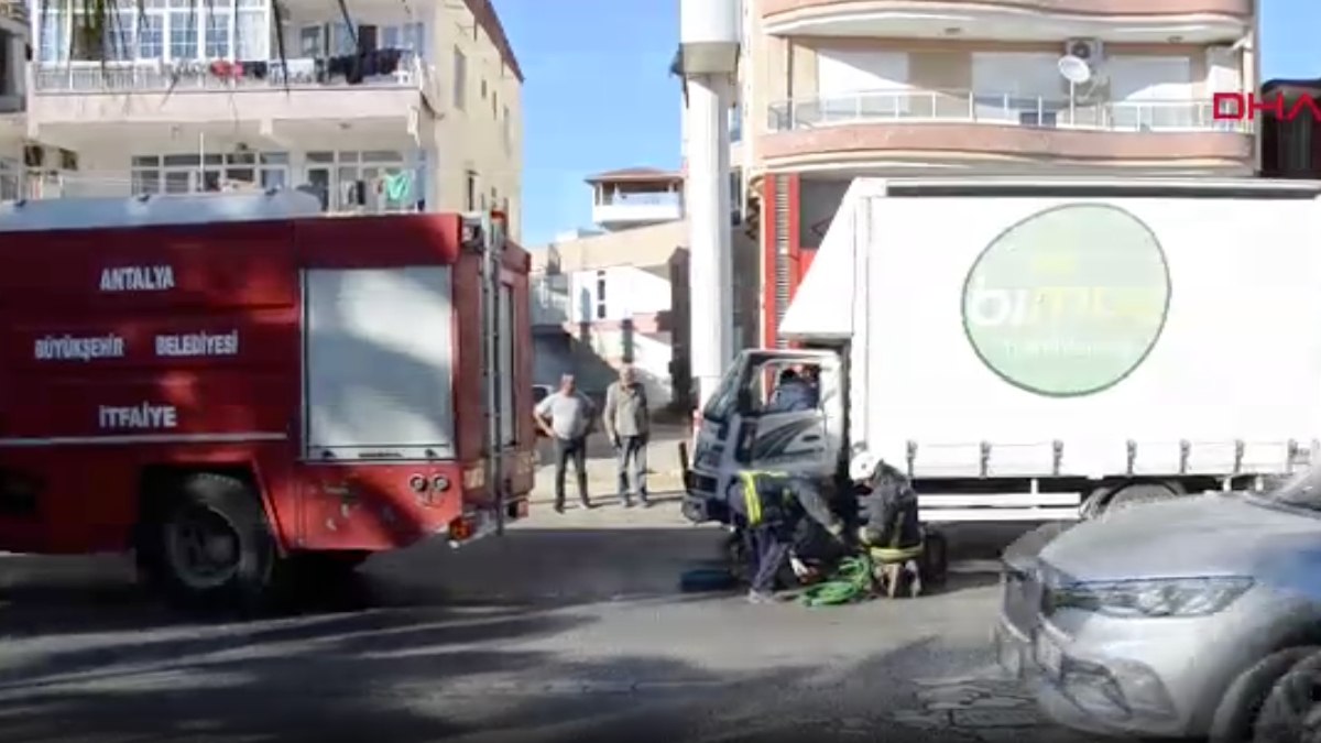 Antalya'da kaza yapan sürücü aracında sıkıştı