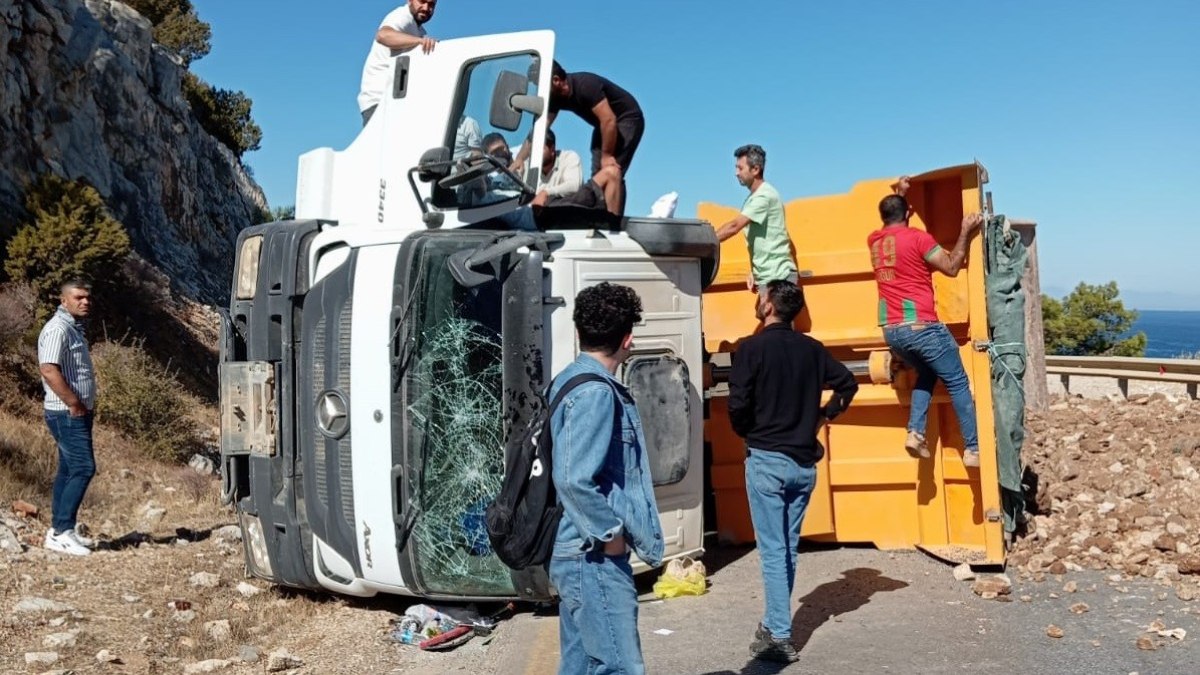 Muğla'da yürekleri ağıza getiren kaza: Hafriyat kamyonu, otomobile çarparak devrildi