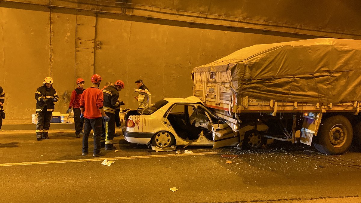 Kocaeli'de feci kaza, tırın altına girdiler