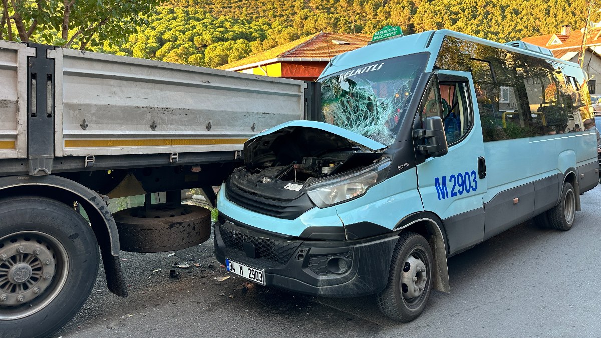 Maltepe'de yolcu minibüsü, park halindeki tıra çarptı: 8 yaralı