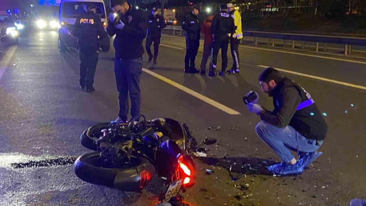 İstanbul'da TEM Otoyolu’nda motosiklet, asfalt yenileme aracına çarptı: 1 ölü