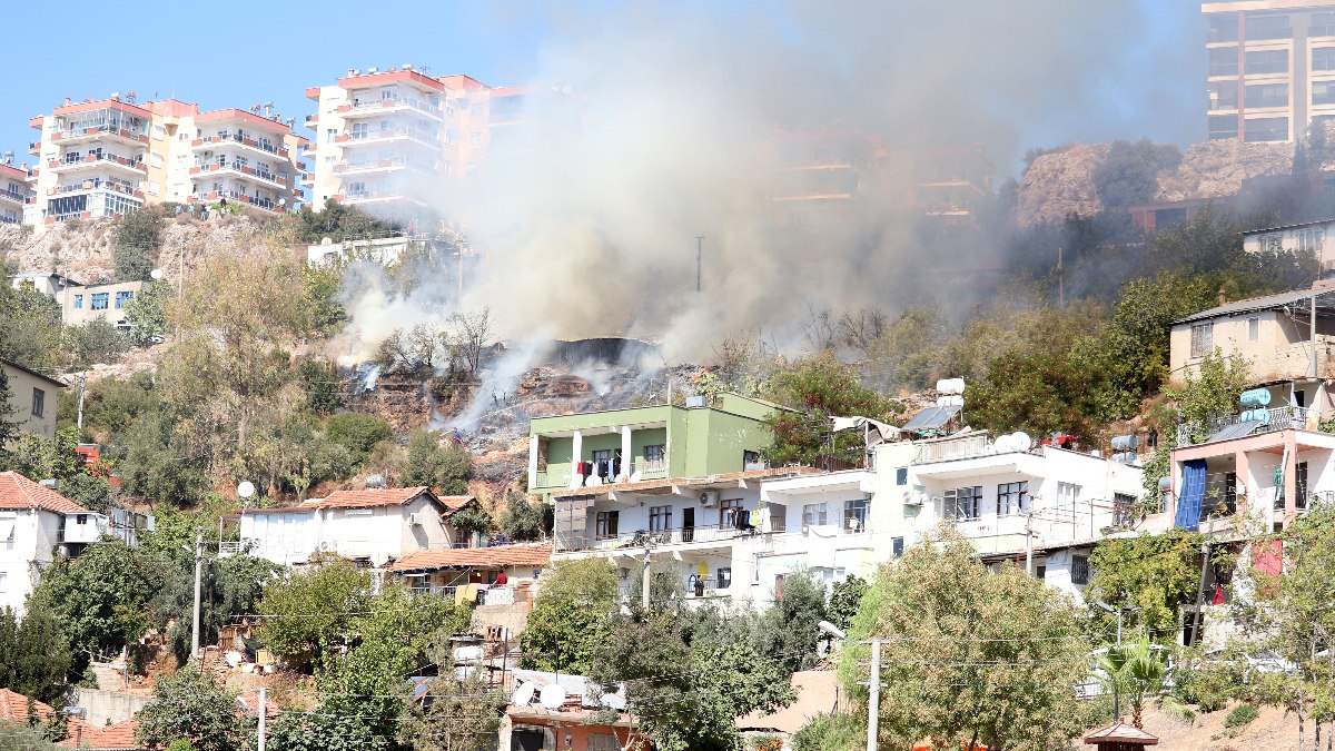 Antalya'da ağılda çıkan yangın korkuttu