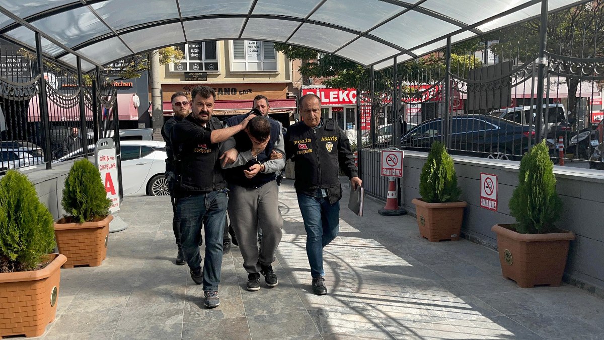 Eskişehir'de kendilerini MİT personeli olarak tanıtıp 11 bin 750 dolar dolandırdılar