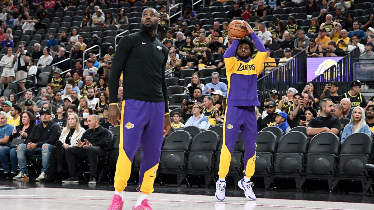 Tarihi anlar! LeBron James ve oğlu Bronny James aynı anda sahada